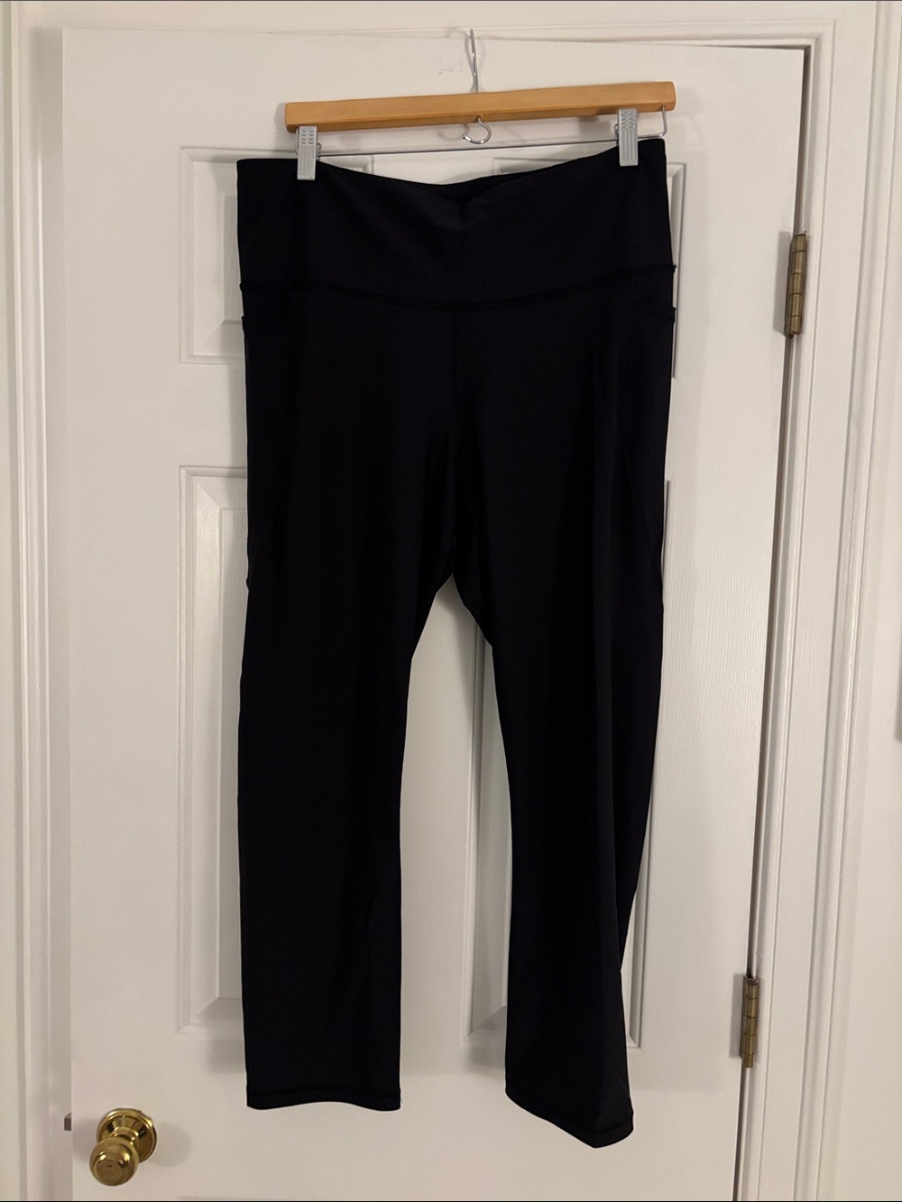 Old Navy Black Powersoft Capri Leggings with Side Pockets